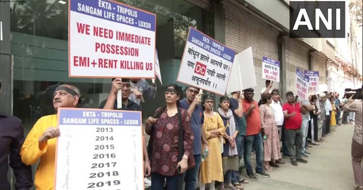 Homebuyers protest at Patra Chawl in Mumbai